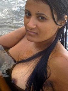 गांव में बहन को नंगे नहाते हुए देखा