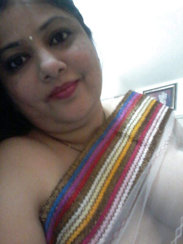 Amateur big boobs Bhabhi in transparent saree 2
