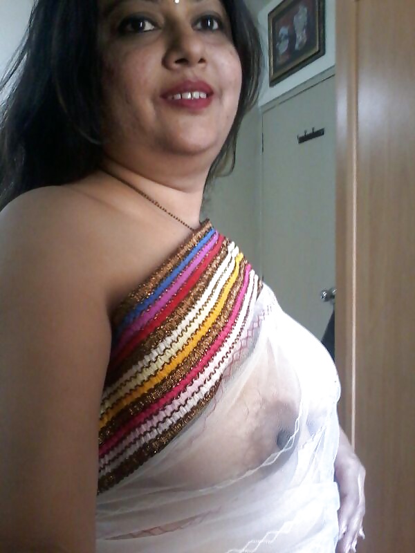 Amateur big boobs Bhabhi in transparent saree 3