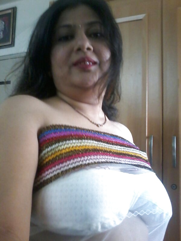 Amateur big boobs Bhabhi in transparent saree 4