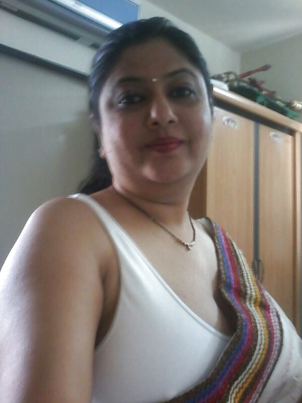Amateur big boobs Bhabhi in transparent saree 5