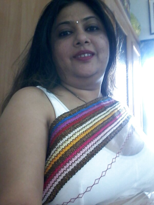Amateur big boobs Bhabhi in transparent saree 6