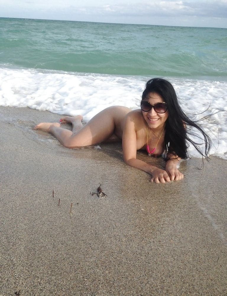 Amateur hot nude pics of sexy girl on beach 6