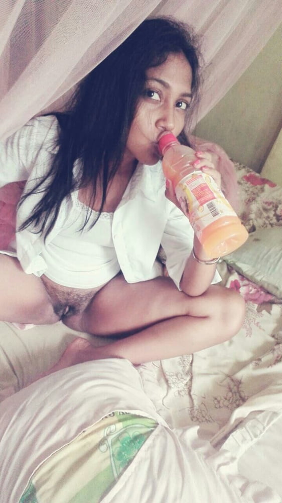 Amateur Indian college girl turns hottie before selfie cam 1