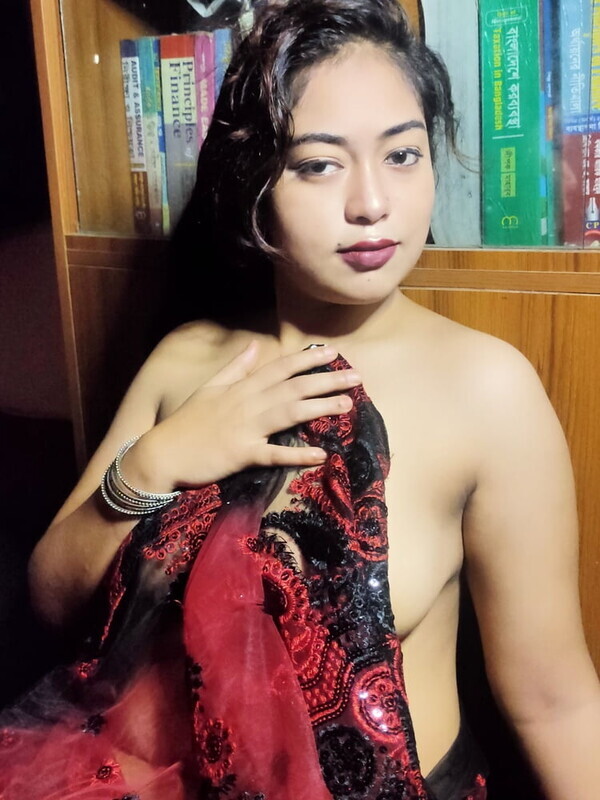 Bangladeshi blowjob girl in saree and in nude 2