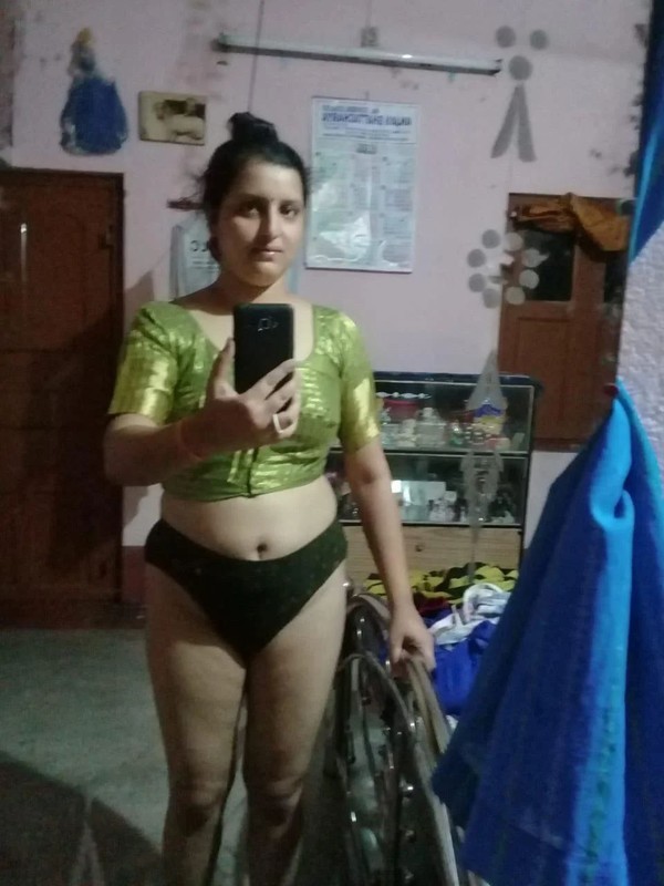 Beautiful Bengali Boudi Nude Pics 7