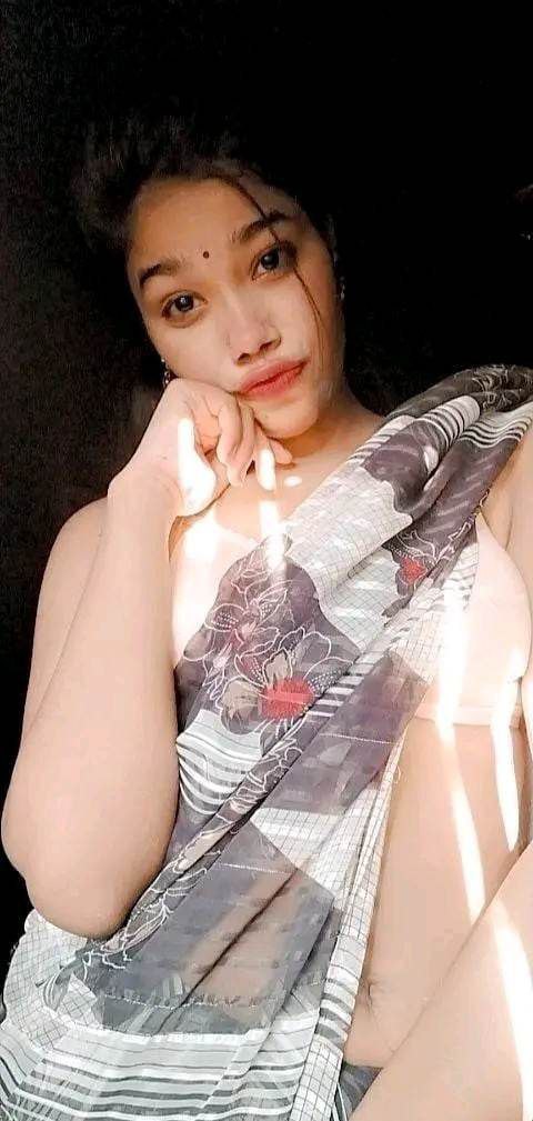 Beautiful Bengali girl one side boob show 2