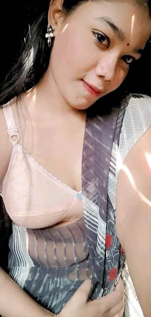 Beautiful Bengali girl one side boob show 4