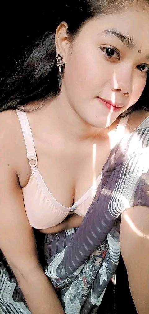 Beautiful Bengali girl one side boob show 5