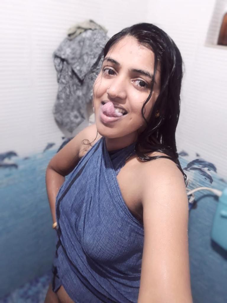 Beautiful girlfriend nude selfies in bathroom 2