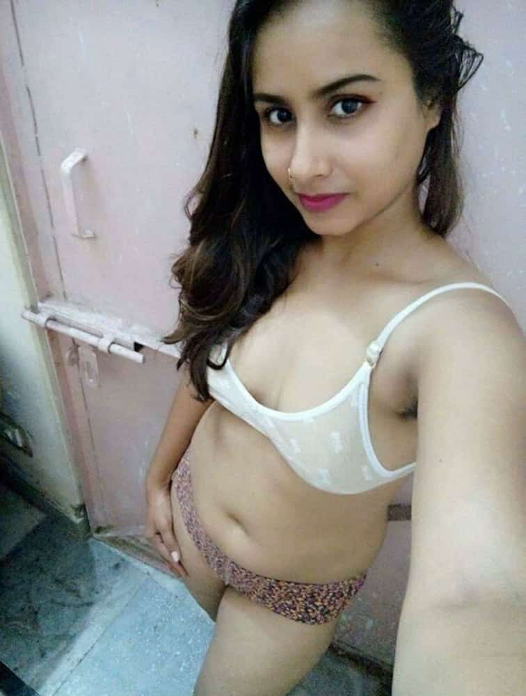 Beautiful Indian girl showing her nude body 2