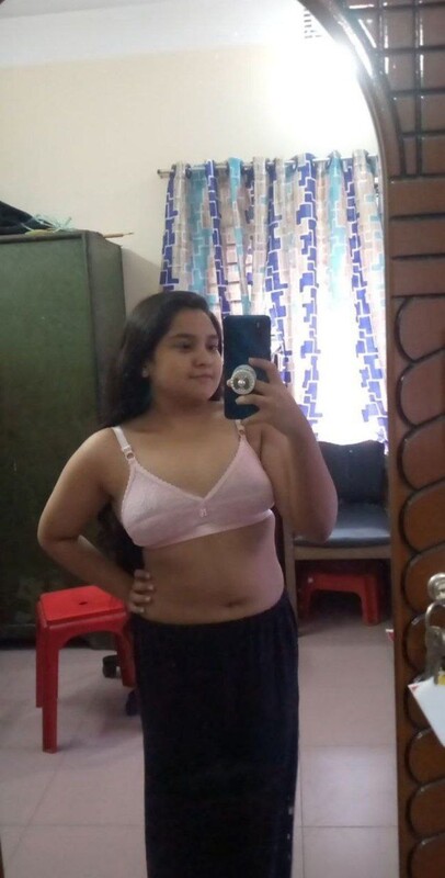 Beautiful Indian maal nude selfies looking seductive 2