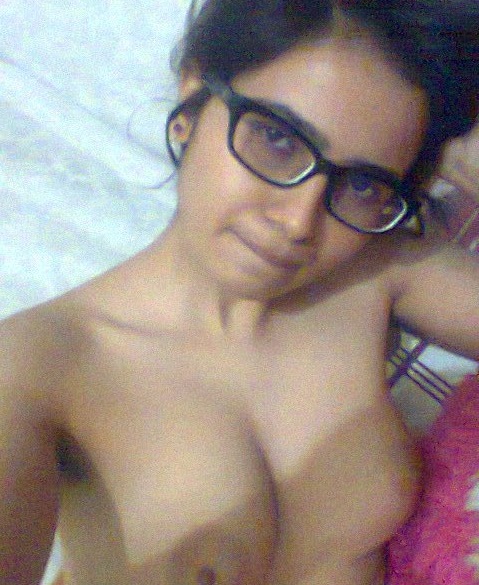 Beautiful Pakistani girl filmed naked photos 4