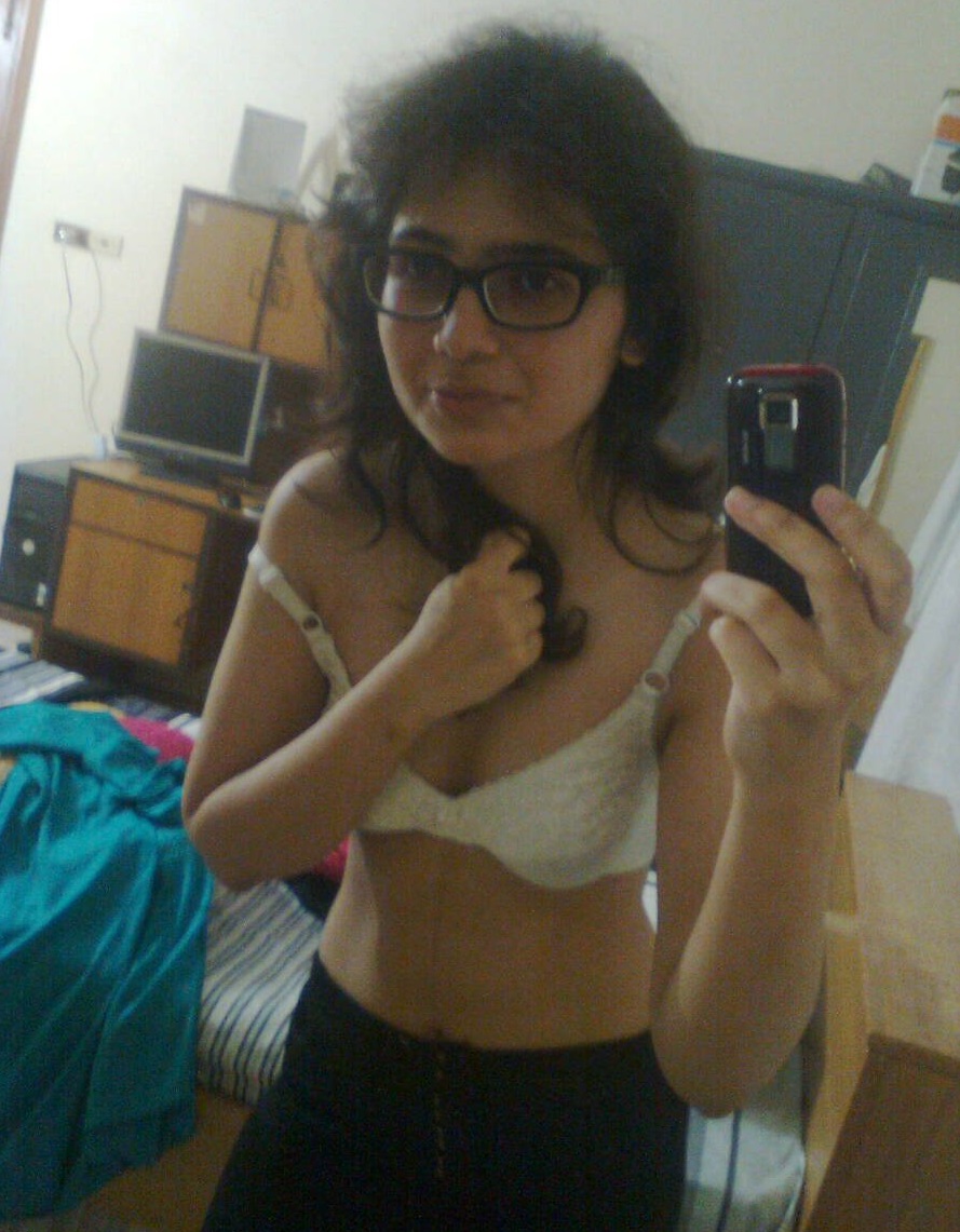 Beautiful Pakistani girl filmed naked photos 8