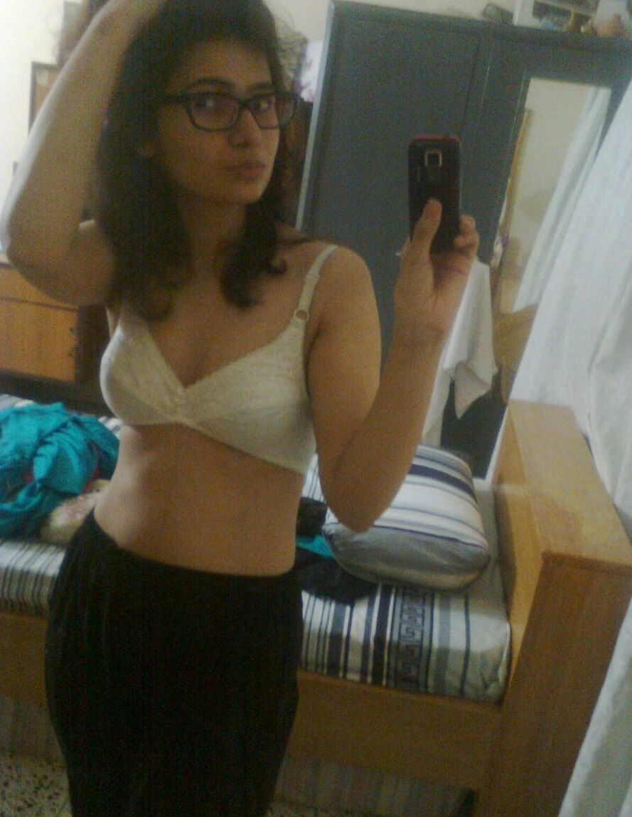 Beautiful Pakistani girl filmed naked photos 9