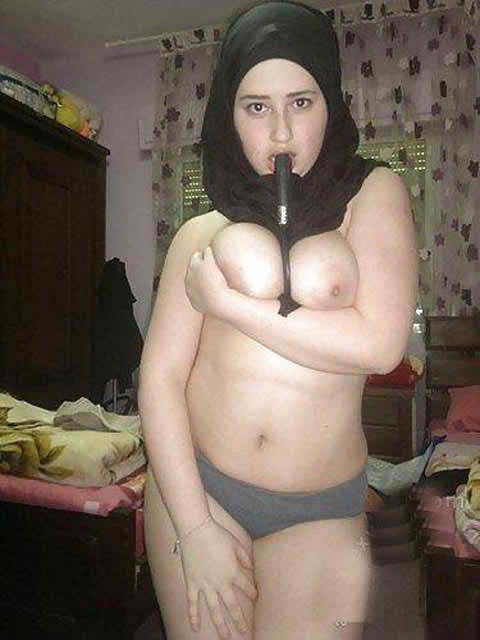 Beautiful teen girls get naked and seduce their boyfriend’s 3
