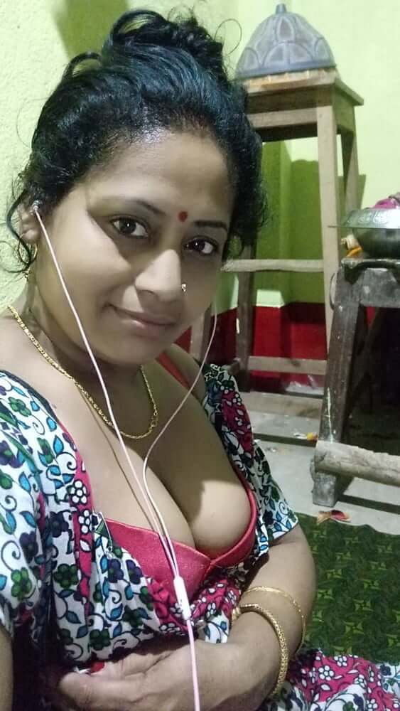 Bengali Bhabhi nude pics gallery 11