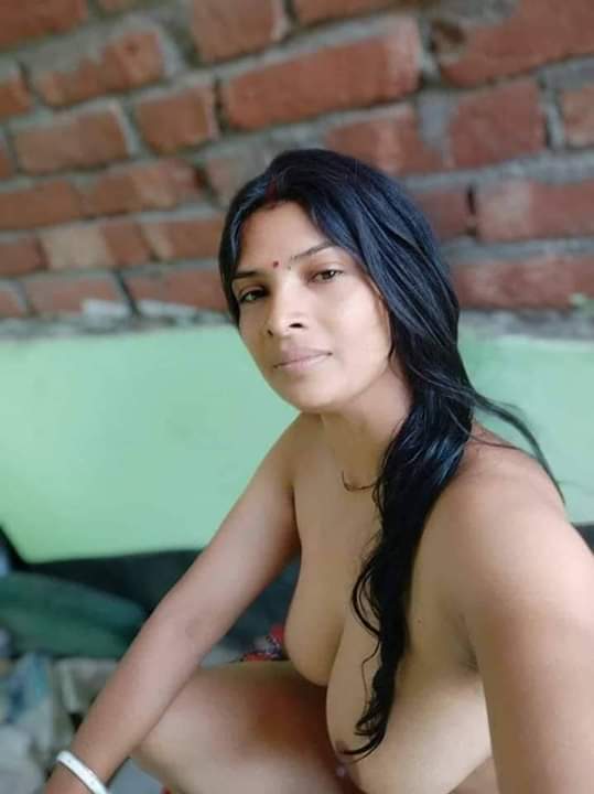 Bengali bhabhi nude pics shared on net by her secret lover 2