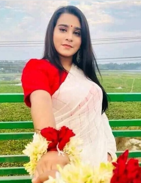 Bengali big boobs bhabi standing topless in selfies 1