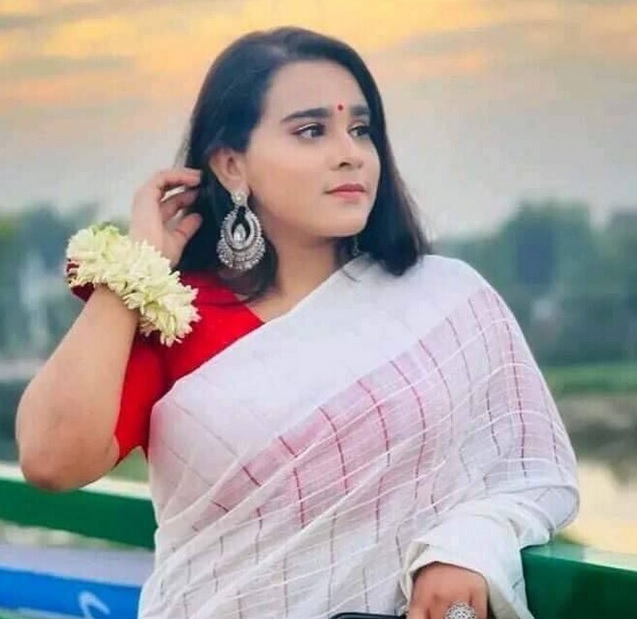 Bengali big boobs bhabi standing topless in selfies 2