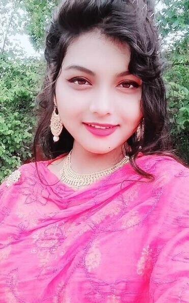 Bengali girl in saree shows naked boobs in selfies 1