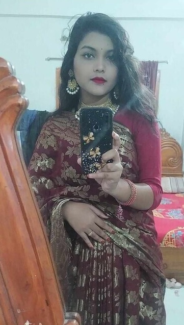 Bengali girl in saree shows naked boobs in selfies 3