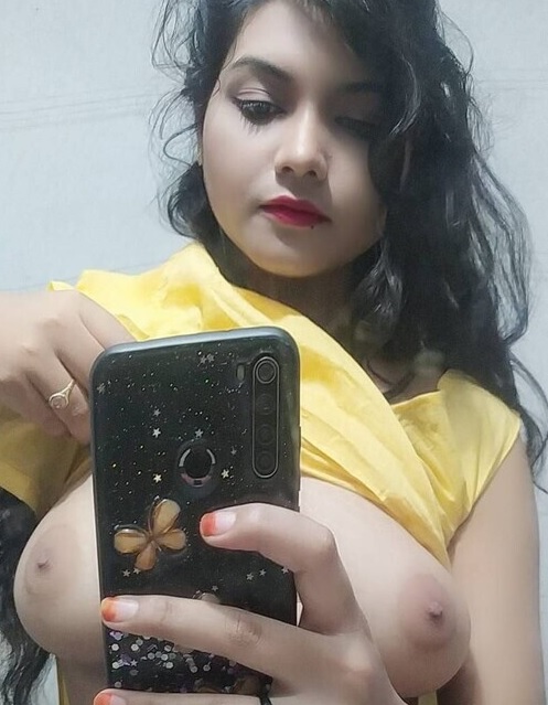Bengali girl in saree shows naked boobs in selfies 5
