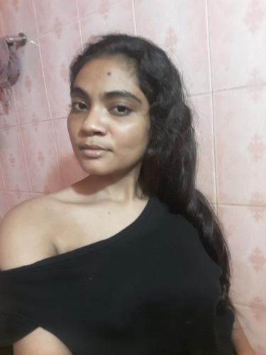 Bengali girlfriend selfie topless showing big boobs 1