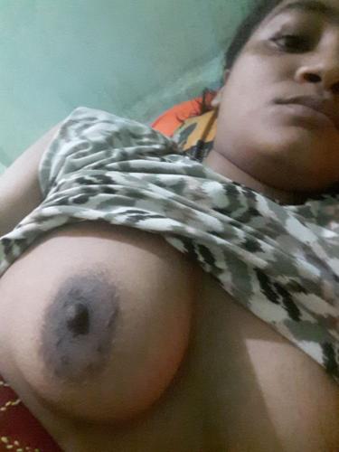 Bengali girlfriend selfie topless showing big boobs 4
