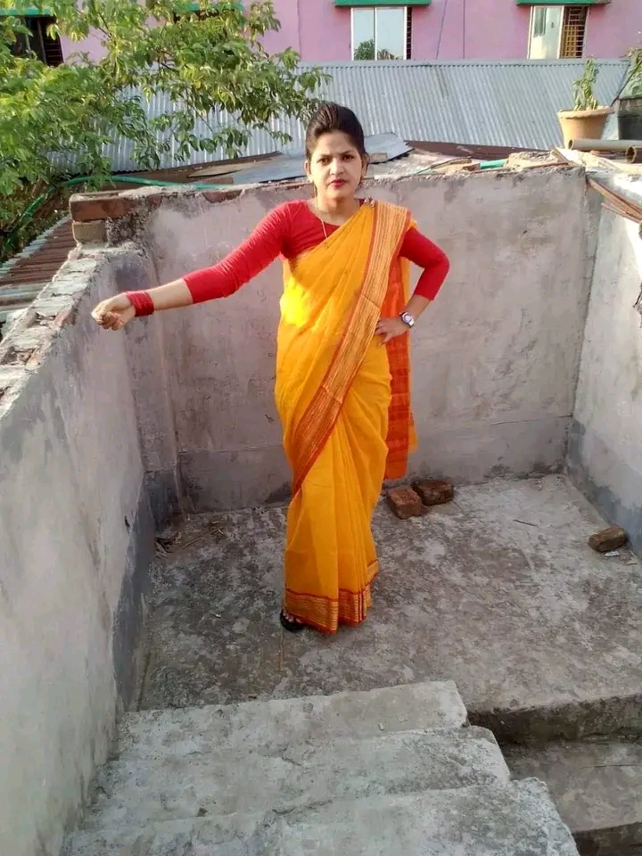 Bhabhi showing horny pussy and nude hot photos 1