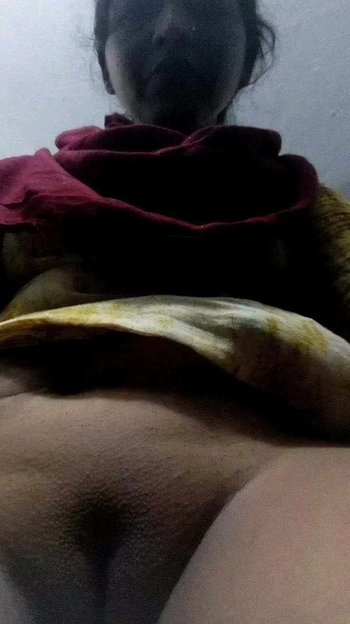 Bhabhi showing horny pussy and nude hot photos 3