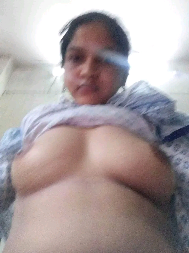 Bhabhi showing horny pussy and nude hot photos 7