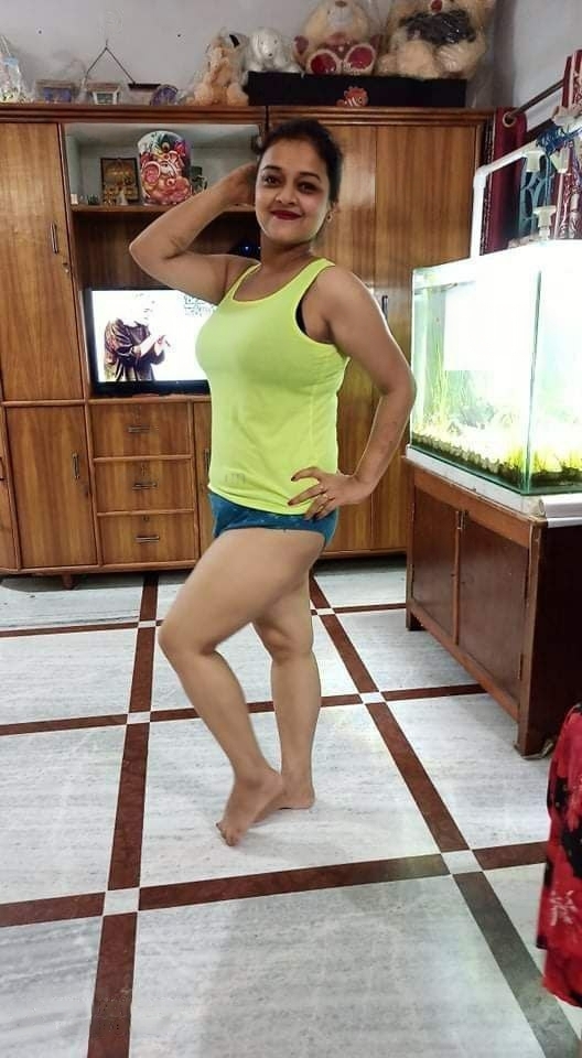 Big ass busty bhabhi hotness loaded nude pics 5