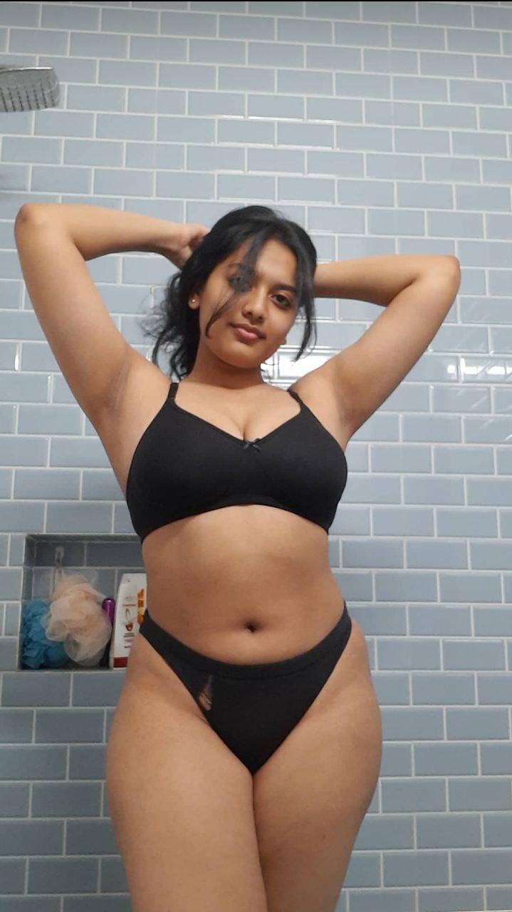 Big ass Desi girl naked in bathroom photos 1