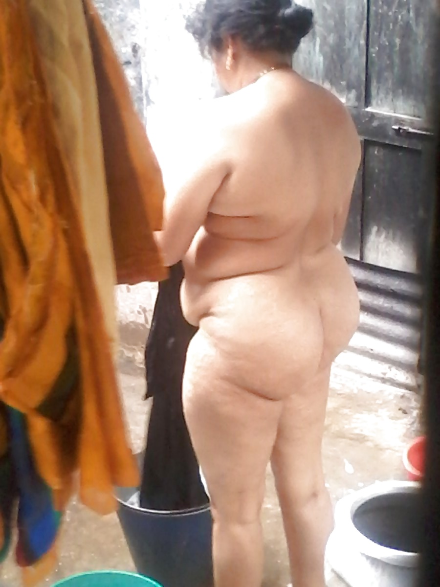 Big ass Indian wife nude pics shot by her neighbor 3
