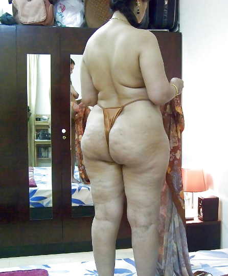 Big ass Indian wife showing her nude big butt 5