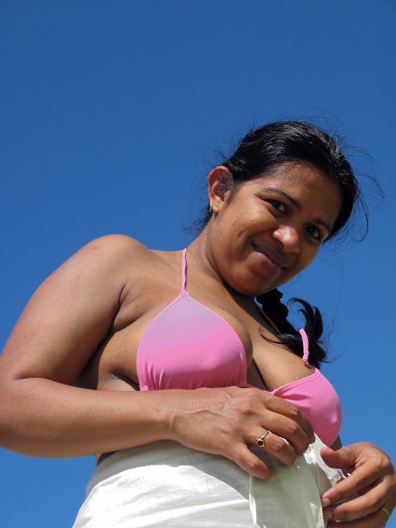 Big ass mature wife goes topless in the beach 1
