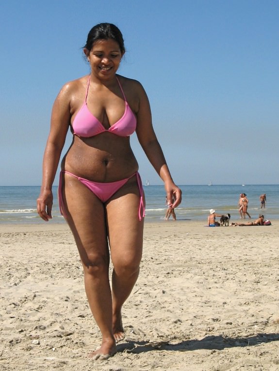 Big ass mature wife goes topless in the beach 4