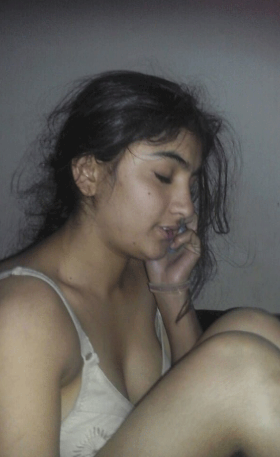 Big boob Desi college girl nude boobs pics 14