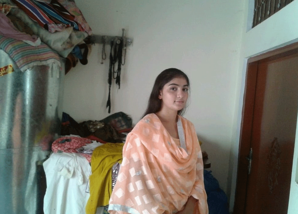Big boob Desi college girl nude boobs pics 22
