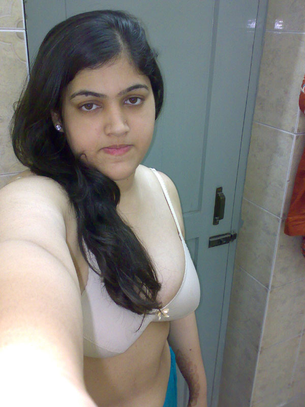 Big boob Indian college girl brings up her nude show 6