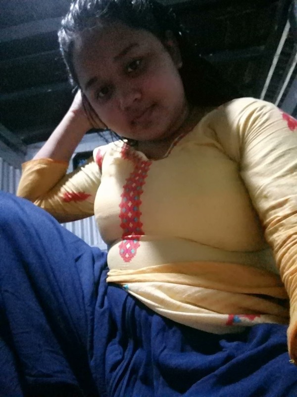 Big boobs Bangla girl topless selfie pics shared 1