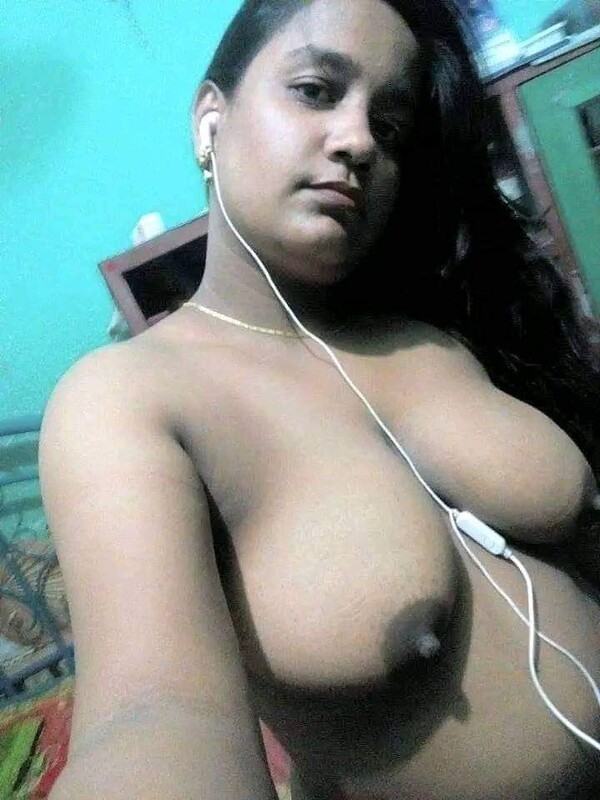 Big boobs Bengali girl topless seduction photos 2