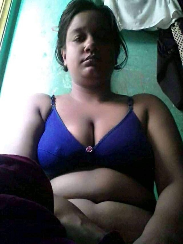 Big boobs Bengali girl topless seduction photos 3