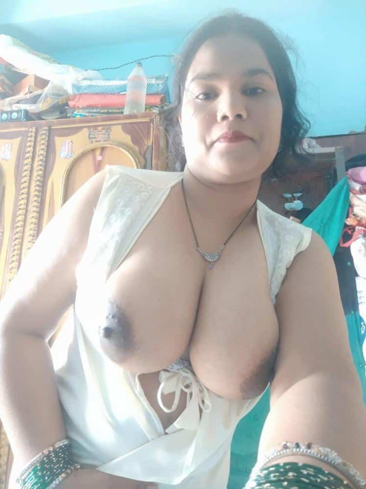 Big boobs Bhabhi photos got leaked on the net 3
