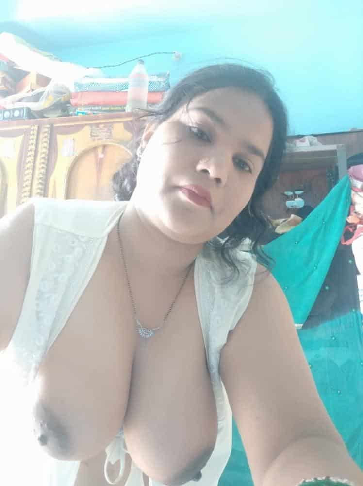Big boobs Bhabhi photos got leaked on the net 4