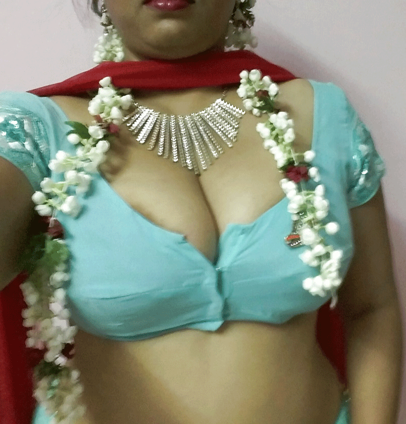 Big Boobs Bhabhi Velamma shows her juicy big boobs on cam 3