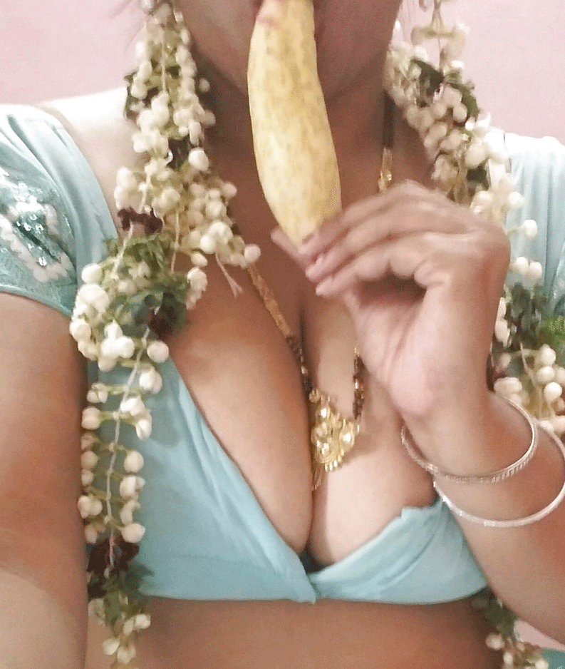 Big Boobs Bhabhi Velamma shows her juicy big boobs on cam 9