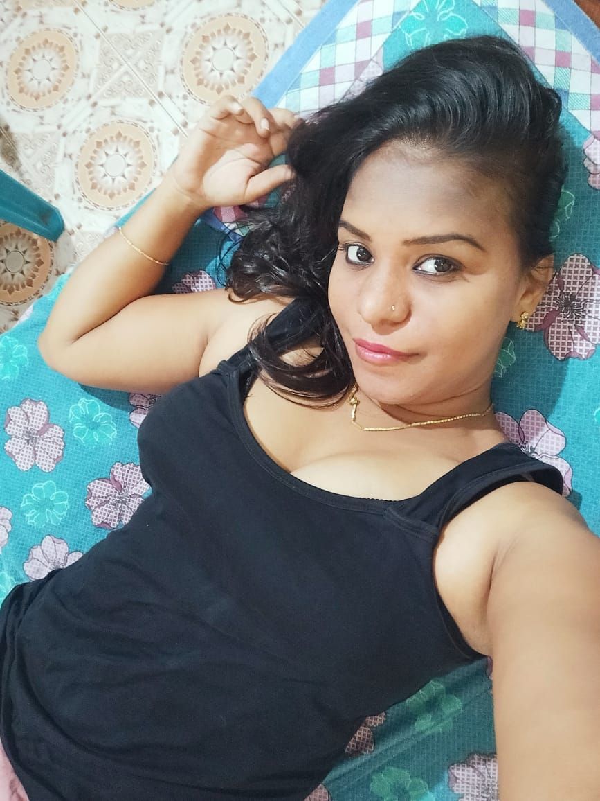Big boobs Indian girl topless photos viral 1