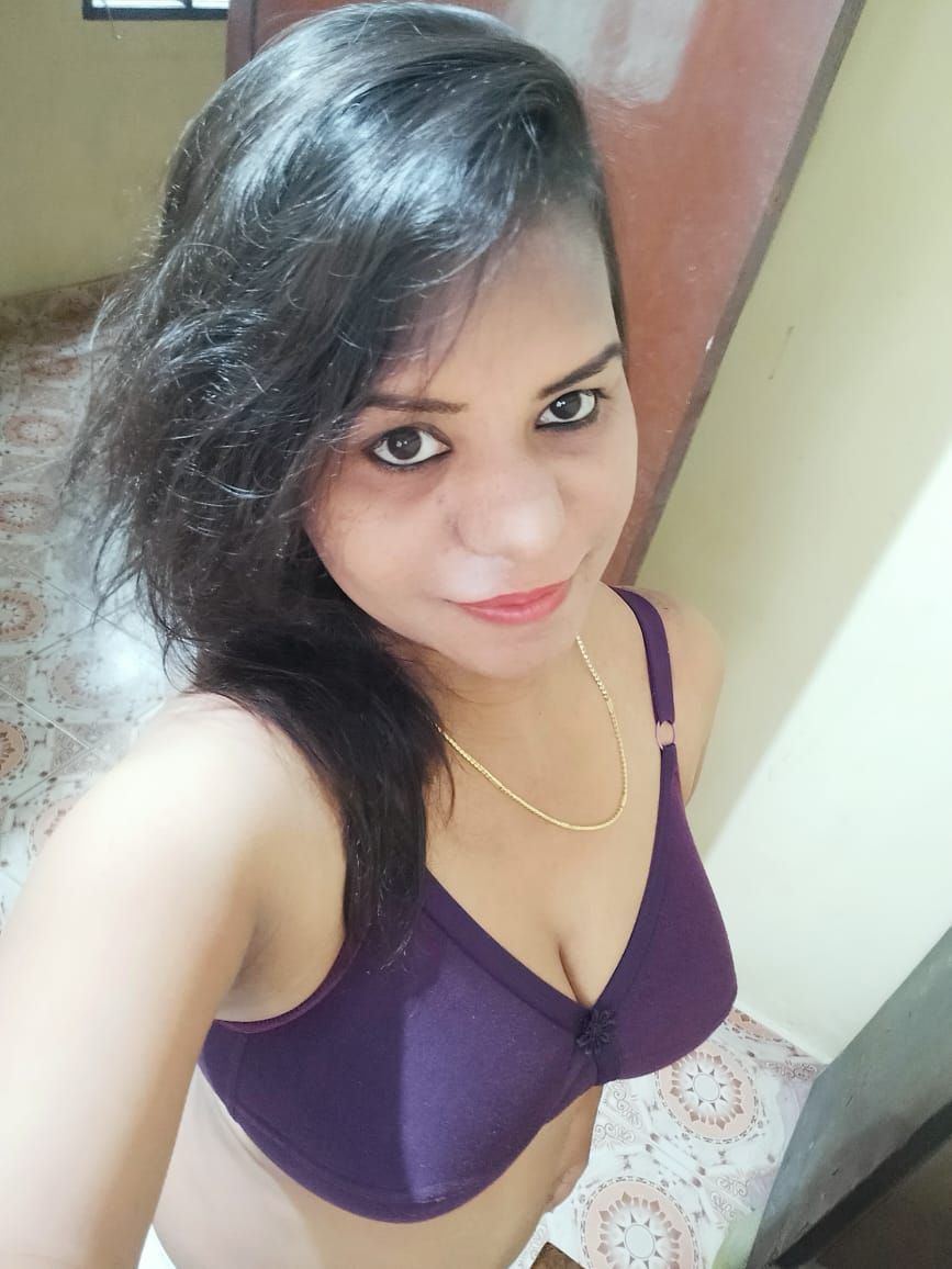 Big boobs Indian girl topless photos viral 2